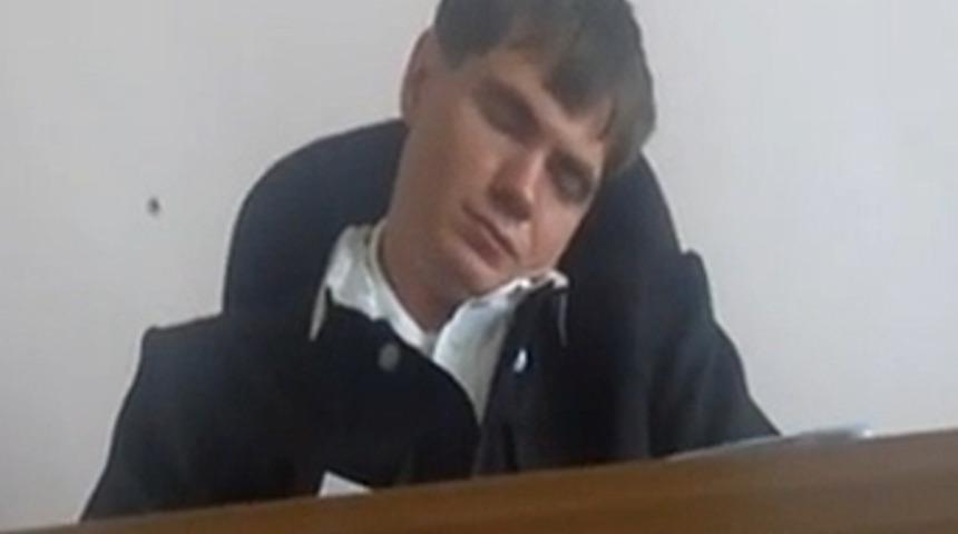 Mahkemede uyuyan hakime ağır ceza