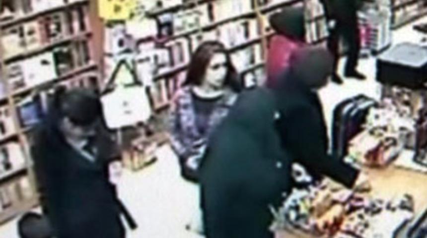 İki kadını aynı anda soydu