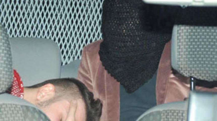 Polisten ka&ccedil;an oyuncu tuvalette yakalandı