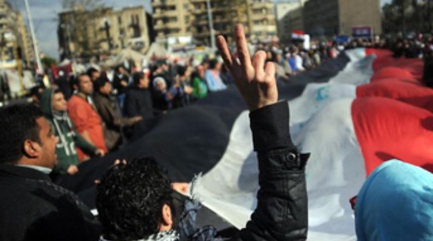 Mısır'da saray &ouml;n&uuml;nde &ccedil;atışma