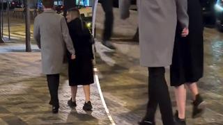 Sevgilisinin ayakkabıları ayağını acıtınca ayakkabılarını değiştirdiler! Ortaya bu görüntüler çıktı... Sosyal medyada gündem oldu