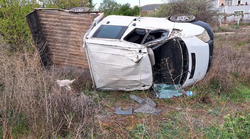 Kırıkkale'de devrilen kamyonetteki 3 kişi yaralandı