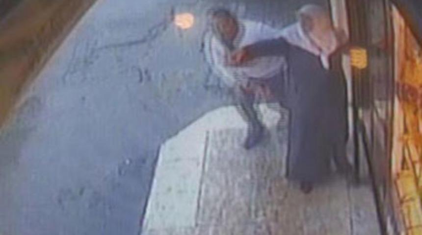 Yaşlı kadın kuyumcuya canlı kalkan oldu