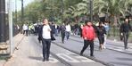 İstanbul'da tramvay arızalandı, yolcular raylarda yürüdü