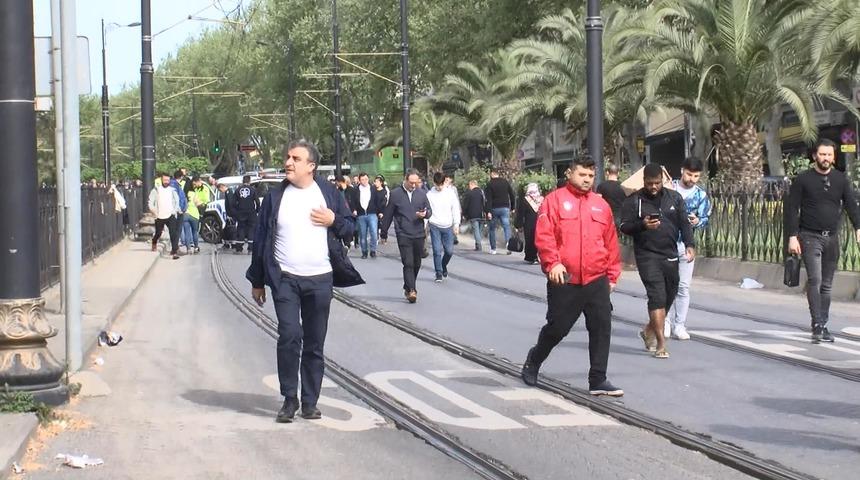 İstanbul'da tramvay arızalandı, yolcular raylarda yürüdü