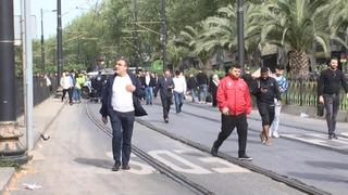 İstanbul'da tramvay arızalandı, yolcular raylarda yürüdü
