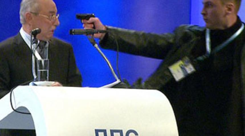 T&uuml;rk siyaset&ccedil;inin başına silah dayayan...