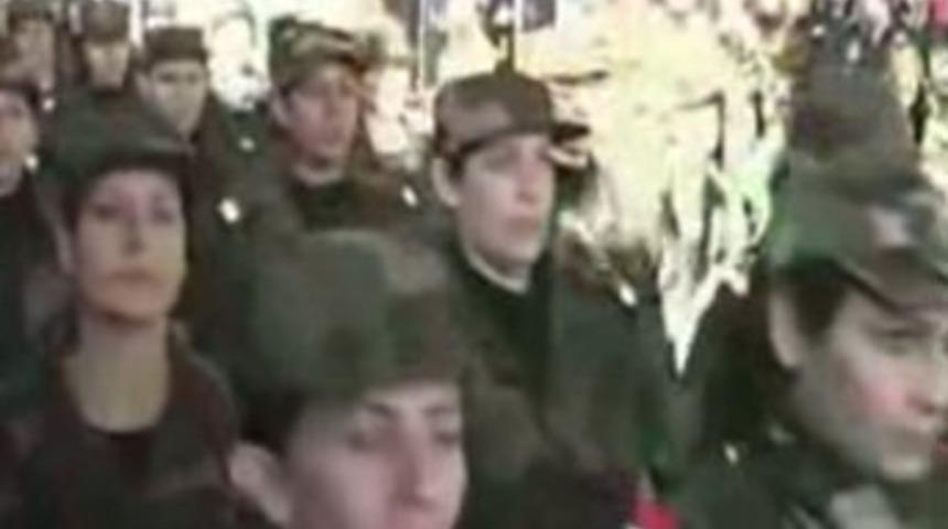 Esad'ın kadın askerlerinden g&ouml;vde g&ouml;sterisi