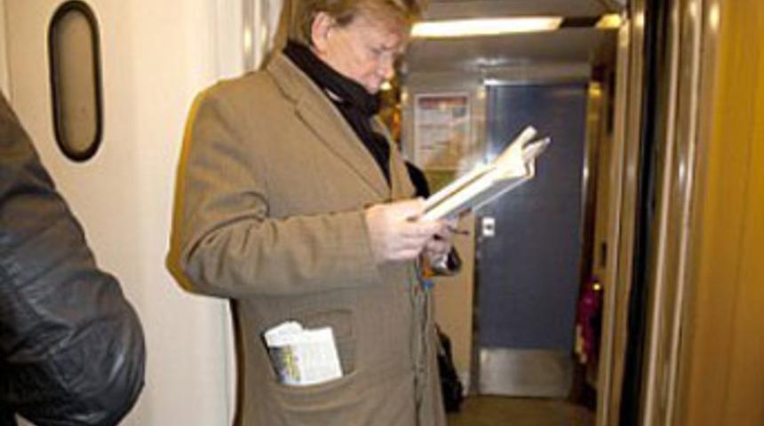 Halk şof&ouml;re kızınca bakan trene bindi