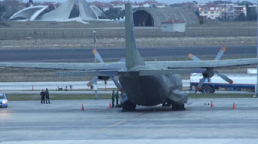 Askeri uçak acil iniş yaptı