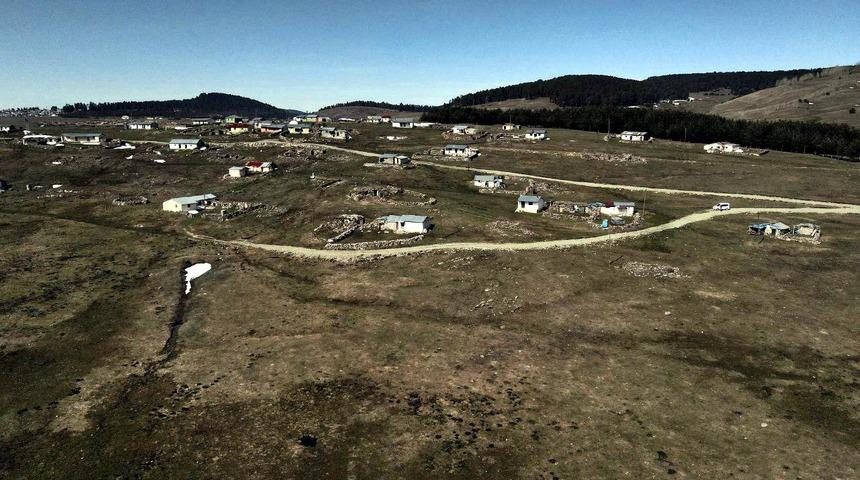 Karların erimeye başladığı Ardahan yaylaları dronla görüntülendi