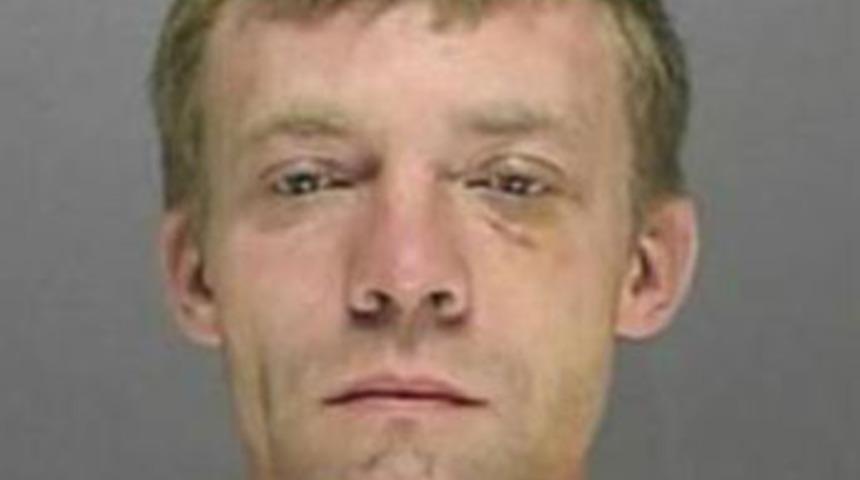 Bebeğini striptiz kul&uuml;pte unuttu