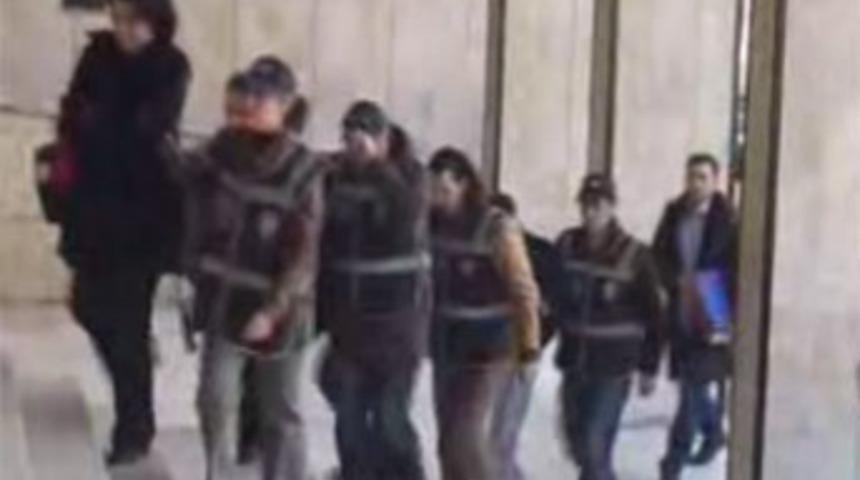 Profes&ouml;r ve do&ccedil;ente 'k&uuml;rtaj' tutuklaması