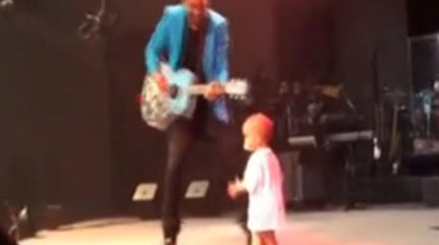 Sahneye fırladı babasından rol &ccedil;aldı