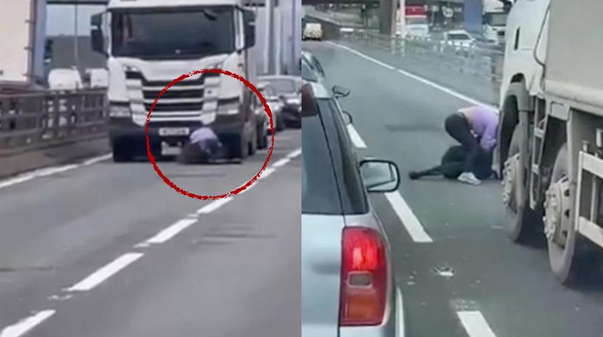 İki kadın önce kaza yaptı! Sonra araçlarından inerek otoyolun ortasında kavga etmeye başladılar... Diğer sürücüler şaşkınla izledi