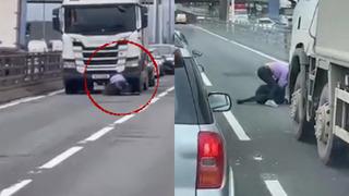 İki kadın önce kaza yaptı! Sonra araçlarından inerek otoyolun ortasında kavga etmeye başladılar... Diğer sürücüler şaşkınla izledi