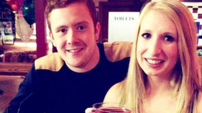 Kızıl sa&ccedil;lı s&ouml;z&uuml; &ccedil;ılgına &ccedil;evirdi