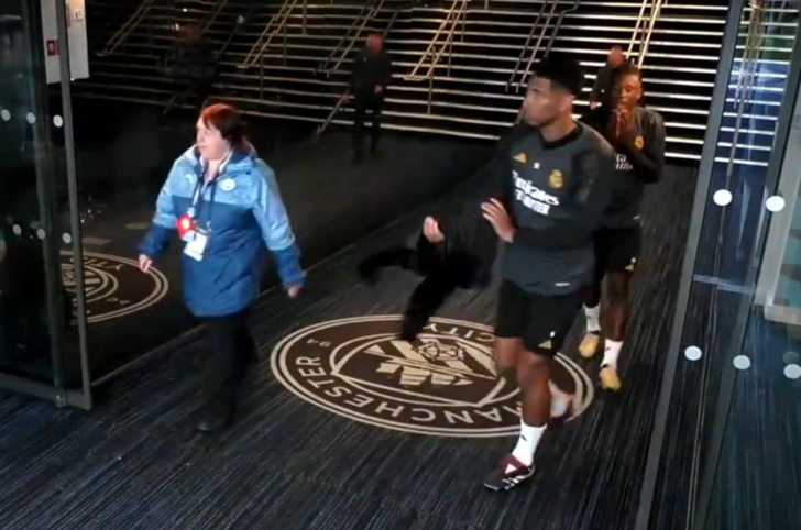 Şampiyonlar Ligi'nde Manchester City ile karşılaşacak Real Madrid'de oyuncuların sahaya çıkarken yaptıkları gündem oldu! G2