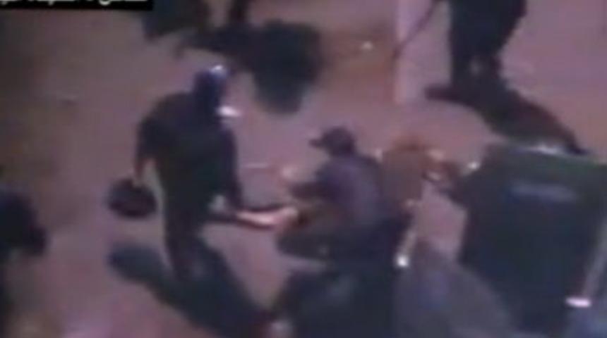 &Ccedil;ıplak protestocuya polis işkencesi