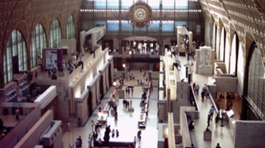 Kötü koktukları için müzeden kovuldular