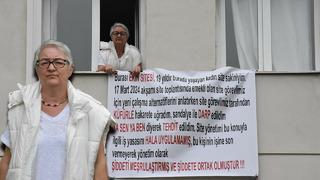 Yer: İzmir! Site sakini kadın dehşeti yaşadı, sesini duyurmak için pankart astı: 'Sokağa çıkamıyorum'