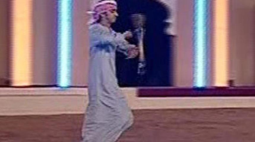 Silahla dans ediyor!