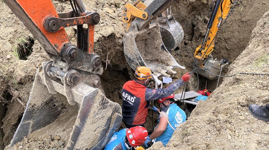 GÜNCELLEME 2 - Çanakkale'de kanal kazısında toprak altında kalan 3 işçiden 2'si hayatını kaybetti