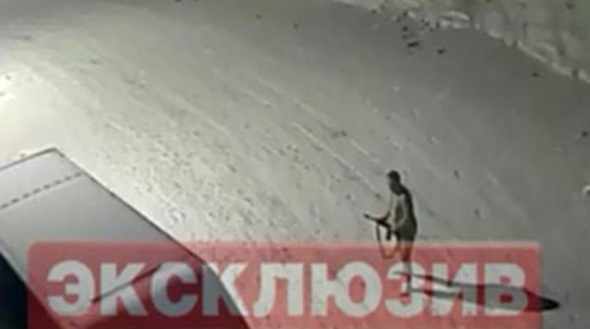 &Ccedil;ıplak koruma karda hırsız kovaladı!