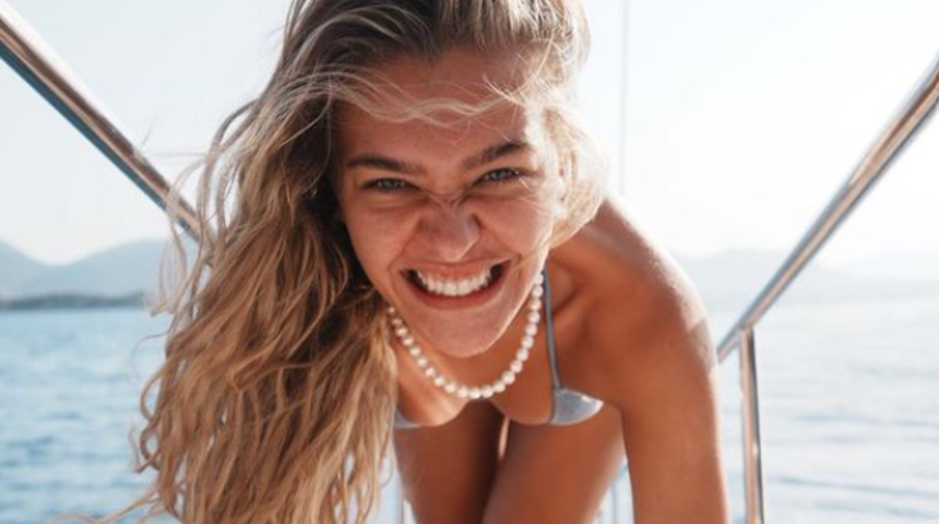 Aşk iddialarıyla gündemdeydi! Melisa Döngel ödül gecesi tarzıyla dillere düştü! 'Dilimlenmiş biber dolması gibi'