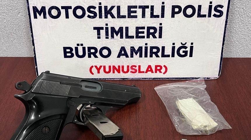 Kütahya’da bir kişinin üzerinde kurusıkı tabanca, fişek ve uyuşturucu ele geçirildi