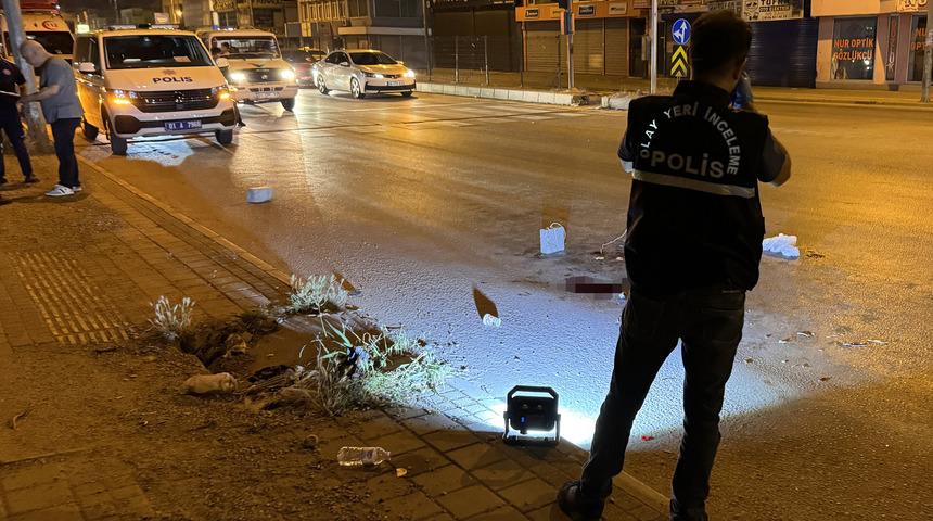 Adana'da elektrikli bisikletten düşen hamile kadın otobüsün altında kalarak öldü