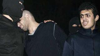 Celladının omzuna başını yasladı, yalvardı