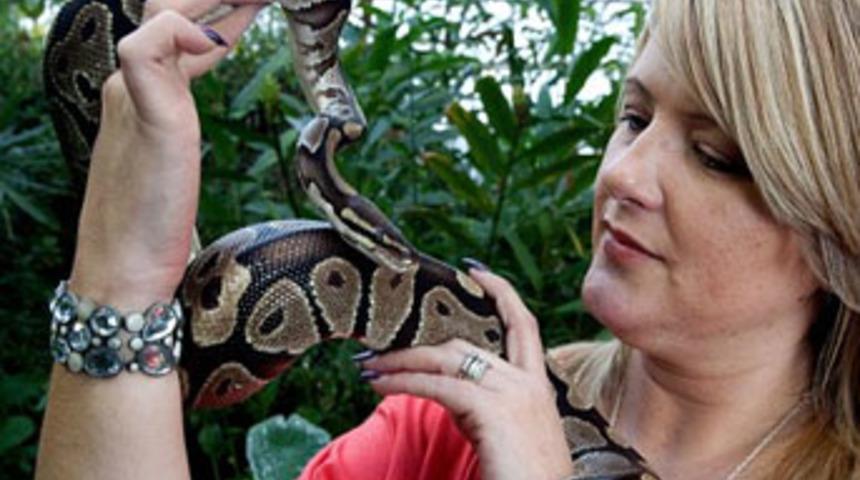 Hayvanlar derdini ona anlatıyor