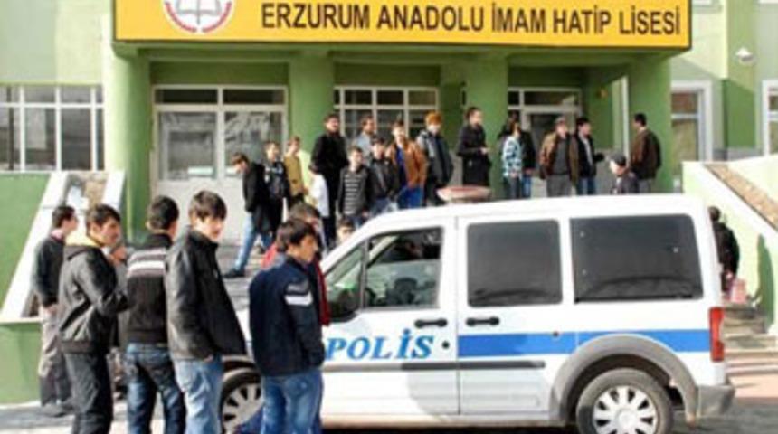 Derse geç kaldı, öğretmenini bıçakladı