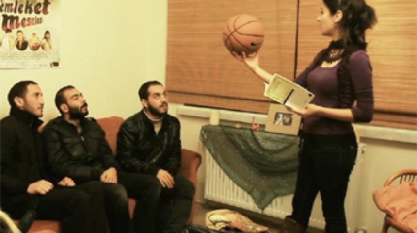 Yolunda A.Ş&rsquo;de Cem Yılmaz'a ince g&ouml;nderme!