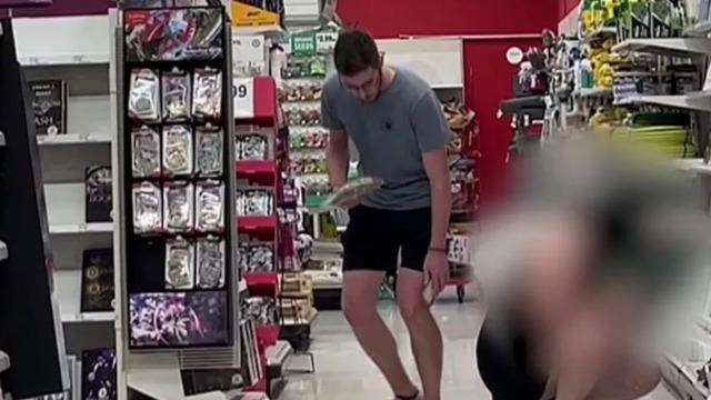 Markette alışveriş yapan kadının eğilerek eteğinin altının fotoğrafını çekmek istedi! Tacizci suçüstü yakalandı... Telefonunu göstermemek için direndi