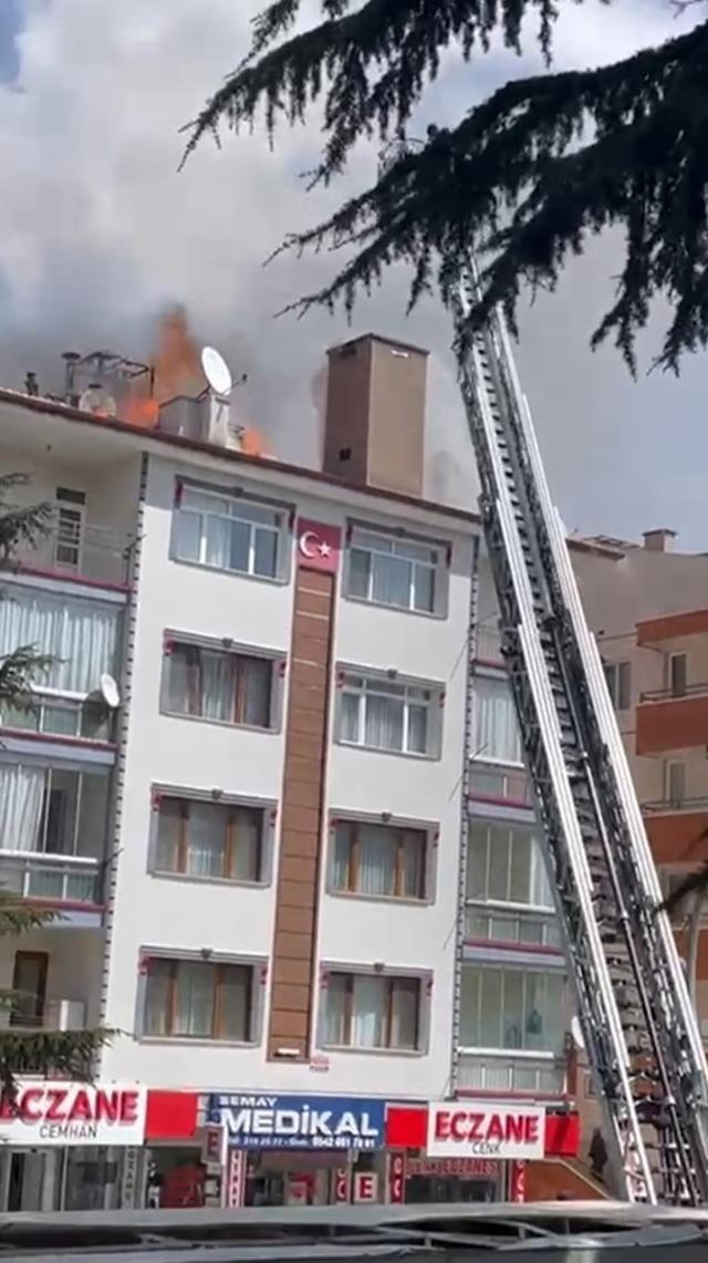 Ankara’da 4 katlı apartmanın çatısında yangın