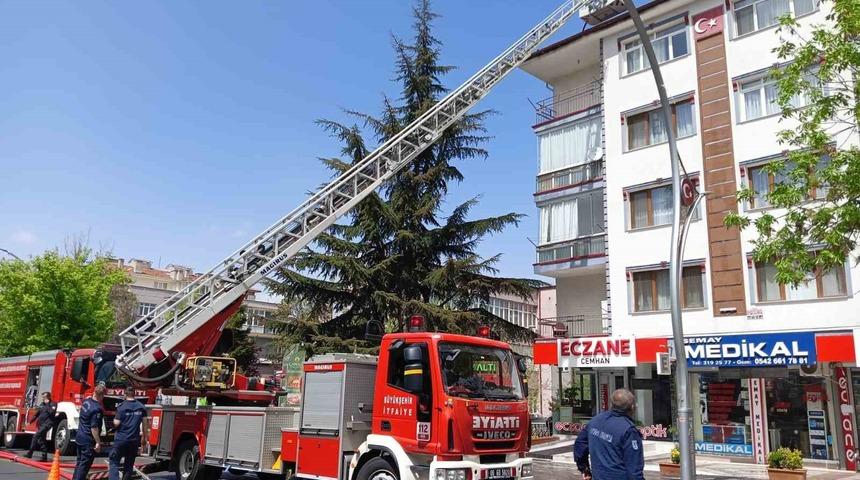 Ankara’da 4 katlı apartmanın çatısında yangın