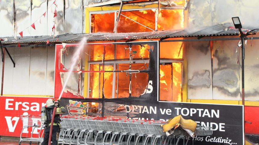 Kocaeli'de market deposunda çıkan yangına müdahale ediliyor
