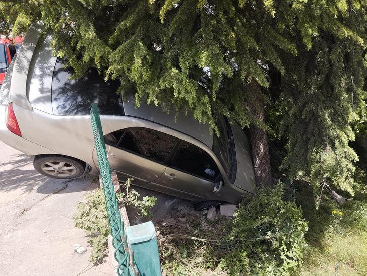 Karabük'te kaza yapan otomobilin site duvarında asılı kalması kamerada G2