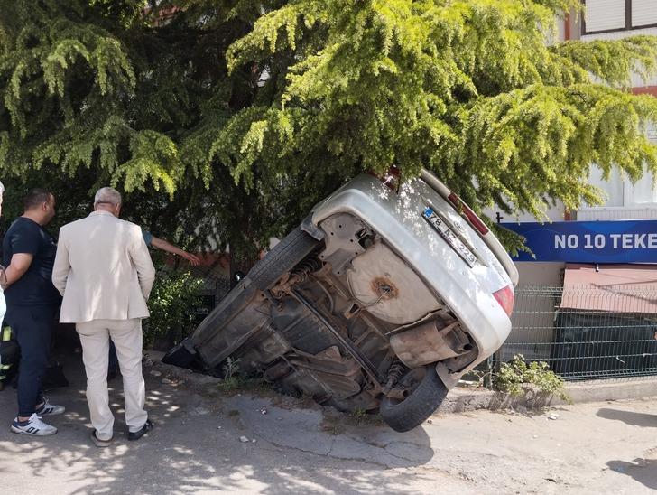 Karabük'te kaza yapan otomobilin site duvarında asılı kalması kamerada G3