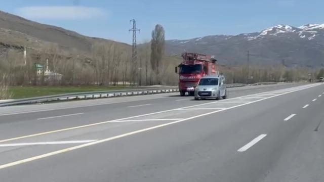 Muradiye’de sazlık alanında yangın paniği