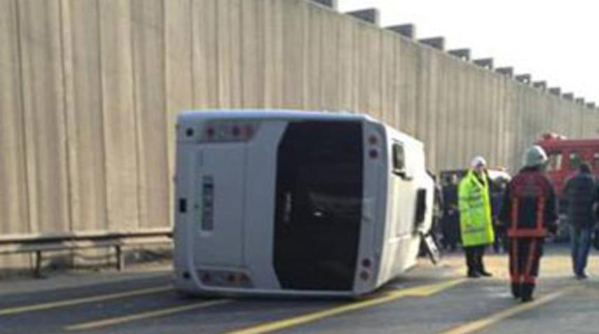 Çevik kuvvet minibüsü devrildi