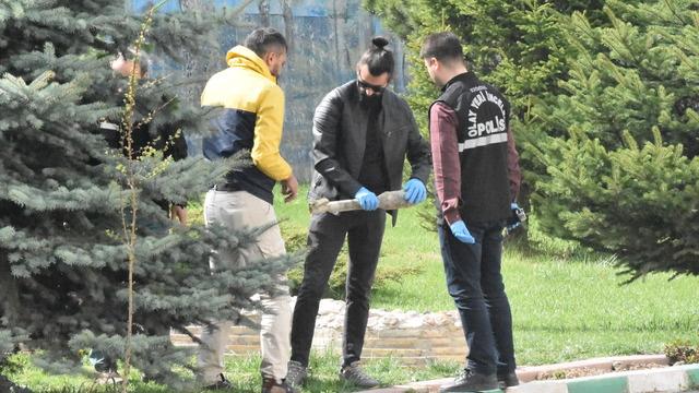 Kepçe ile kazı yaparken bulundu, polis ekipleri alarma geçti