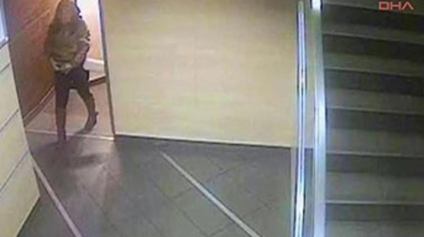 Tuvalette doğurdu, klozete attı