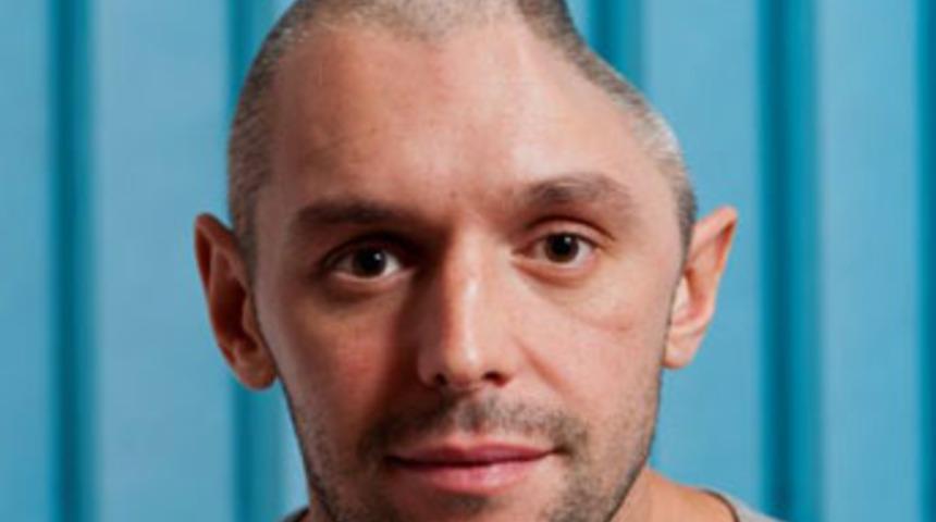 Kafatasını el bagajına koyup evine döndü