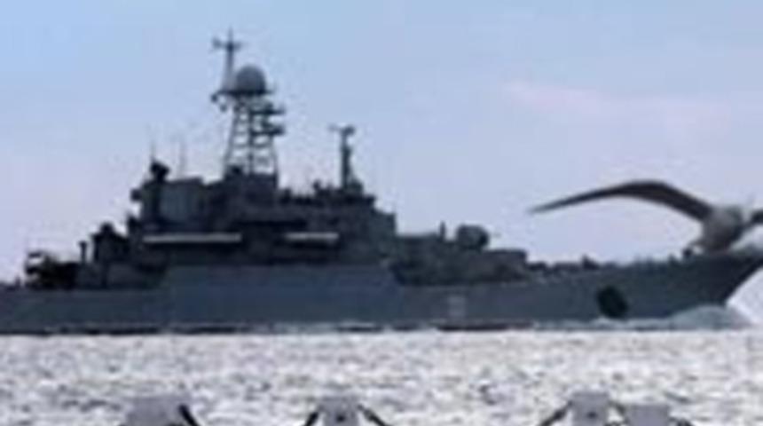 Rus savaş gemisi boğazda durduruldu