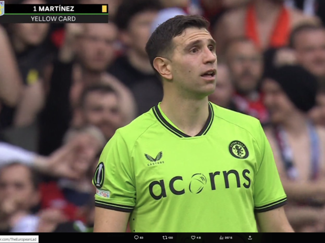 Lille-Aston Villa maçında dünya futbol tarihinde bir ilk yaşandı! İki kez sarı kart gördü oyundan atılmadı... Spikerleri bile şaşkına çeviren olay