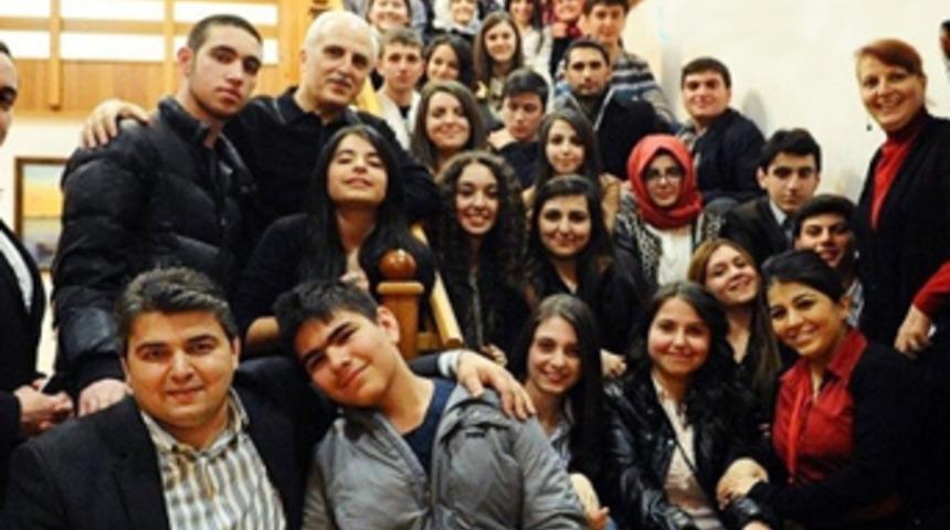 Takip&ccedil;ilerini evinde ağırladı