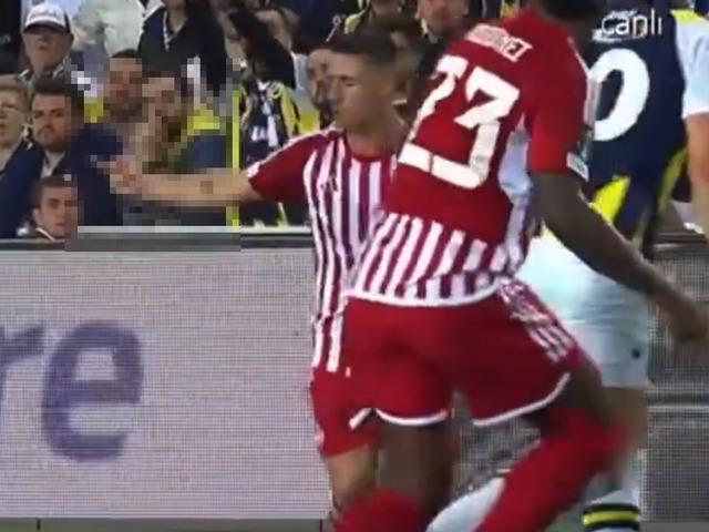 Kadıköy'de skandal! Hem faul yaptı, hem hareket çekti... Alman hakem kart bile göstermedi